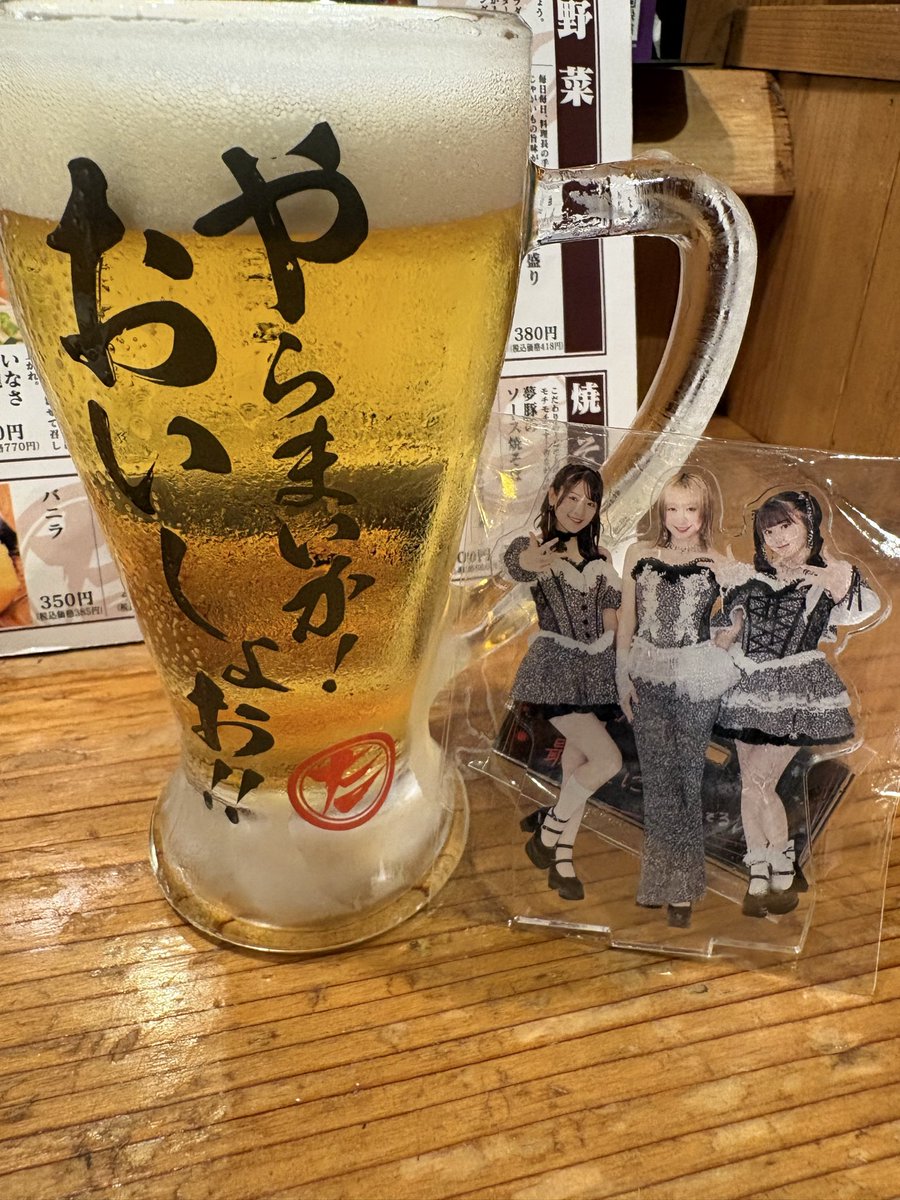 yonetasu3's tweet photo. ライブ帰りはせっかくなら餃子食べたいと南口に複数店舗ある、濱松たんとさんへ🍻

ガリガリ焼き目な浜松餃子とっても美味しかったです🥟
勢いで1〜2人前の14個を注文したので、お腹ぱんぱん🥳

餃子の余韻も含めて帰ります🚅
短い時間だけど、楽しかった！ https://t.co/GvSa20gVuA