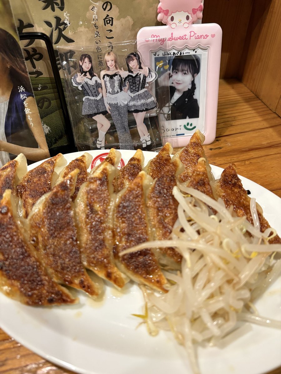 yonetasu3's tweet photo. ライブ帰りはせっかくなら餃子食べたいと南口に複数店舗ある、濱松たんとさんへ🍻

ガリガリ焼き目な浜松餃子とっても美味しかったです🥟
勢いで1〜2人前の14個を注文したので、お腹ぱんぱん🥳

餃子の余韻も含めて帰ります🚅
短い時間だけど、楽しかった！ https://t.co/GvSa20gVuA