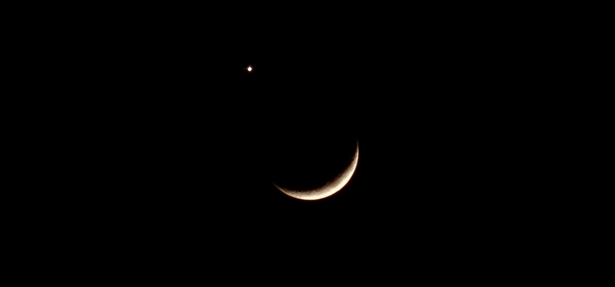 wiepuff's tweet photo. the crescent moon looks so beautiful tonight, especially with that little star beside it ⭐️____< https://t.co/qheqRlJxuB