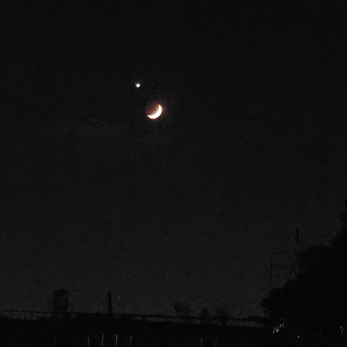 TechMNO's tweet photo. The Crescent Moon 🌙 and Venus conjunction tonight! 

📸: Samsung Galaxy S23 Ultra #Astrology #VenusConjuction https://t.co/6skA1JRnPT