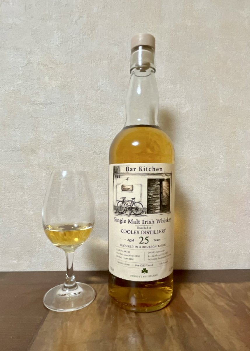 ao_roaster's tweet photo. 00クーリー
コルクが良い。全部このコルクにして欲しい。

開けたての香りは少しツンツン、🍐、🍎、奥底に柑橘がいるかなー？どうかなー？
質感はオイリー、少しの粘土感。
口に含むと香りと似た果実感、少し広がりはあるものの、今のところオーキーな樽感に隠されてる印象。
時間を置くと開くかも。 https://t.co/EIwlMAFxJG