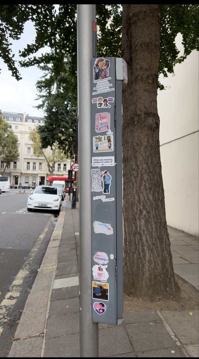 lexvos's tweet photo. London! I really need to remember to bring stickers #rwrb #firstprince https://t.co/dRQBIIcsTe