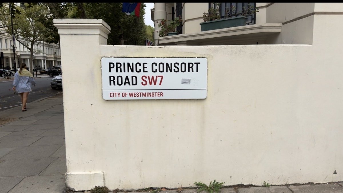 lexvos's tweet photo. London! I really need to remember to bring stickers #rwrb #firstprince https://t.co/dRQBIIcsTe