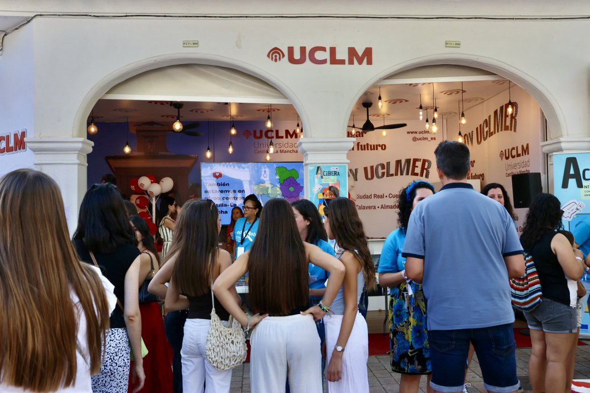 VProyeccionUCLM's tweet photo. 🤩Éxito de participación en la actividad diseñada por el @proyectoacibera de la Facultad de #Educación de Albacete en el stand @uclm_es

🫂Gracias por acercar a los más jóvenes las claves para prevenir los discursos de odio en el entorno digital https://t.co/00B62zmYSM