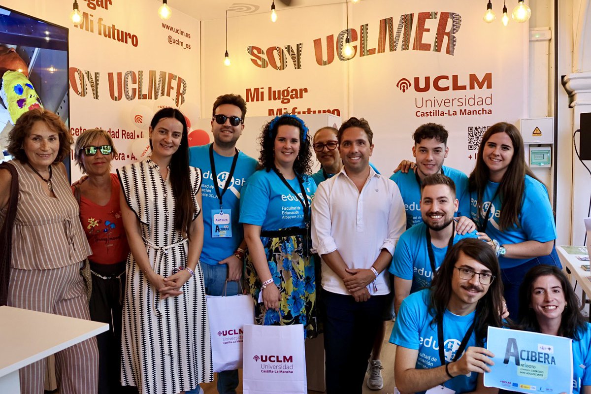 VProyeccionUCLM's tweet photo. 🤩Éxito de participación en la actividad diseñada por el @proyectoacibera de la Facultad de #Educación de Albacete en el stand @uclm_es

🫂Gracias por acercar a los más jóvenes las claves para prevenir los discursos de odio en el entorno digital https://t.co/00B62zmYSM