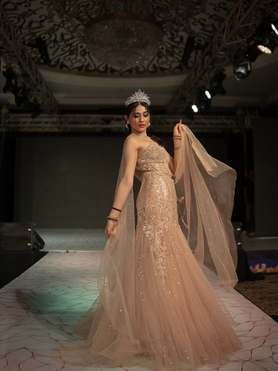 LitaChars's tweet photo. Elegance in every step, royalty in every detail. A timeless moment of grace, glamour, and beauty. https://t.co/WwRzPOPkKM