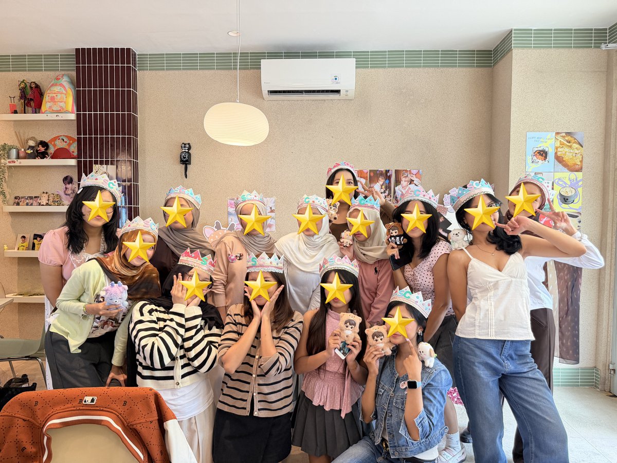 bebemkadura's tweet photo. the baddest bitches aint in LA, mereka di blok m ngerayain ultah cowo kpop.
#MyDeerestSC https://t.co/LXmm1X8jiD