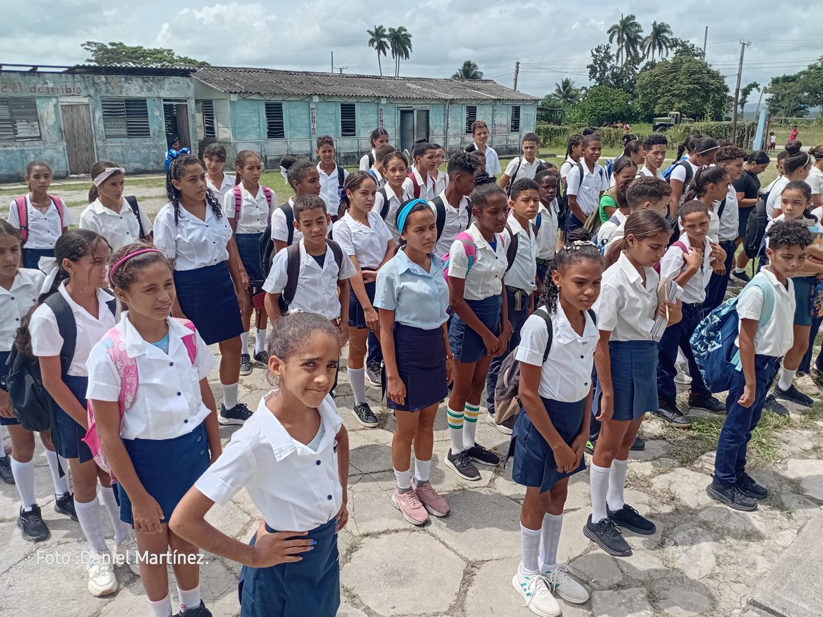 danie15089's tweet photo. En las montañas del municipio El Salvador #Guantanamo, la enseñanza Secundaria B��sica es un pilar en la formación de las nuevas generaciones.
#EducaciónDeCalidad. 
#ElSalvadorGtamoCrece. 
#Guantanamo. https://t.co/YrYGa9TfNF