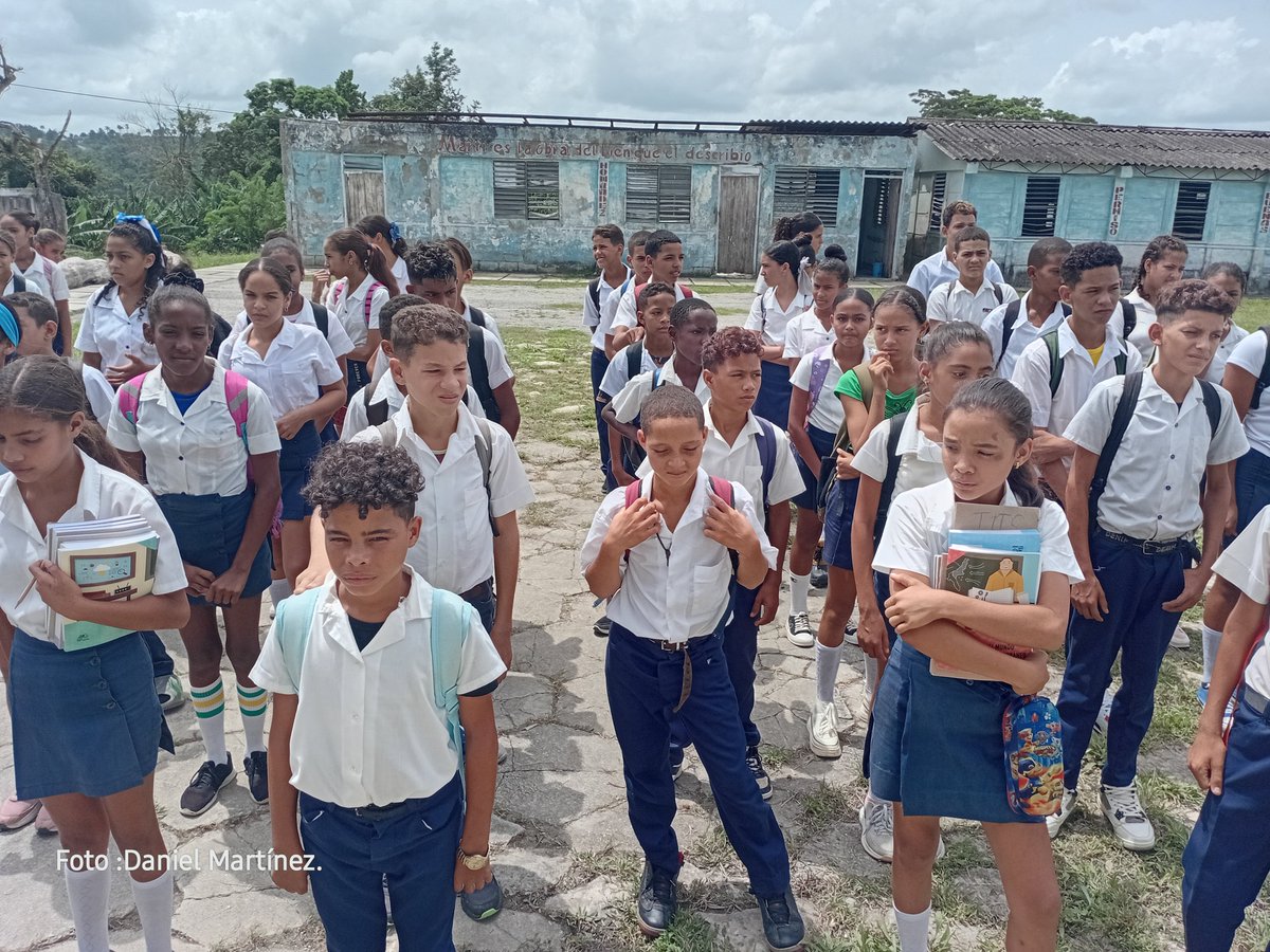 danie15089's tweet photo. En las montañas del municipio El Salvador #Guantanamo, la enseñanza Secundaria B��sica es un pilar en la formación de las nuevas generaciones.
#EducaciónDeCalidad. 
#ElSalvadorGtamoCrece. 
#Guantanamo. https://t.co/YrYGa9TfNF