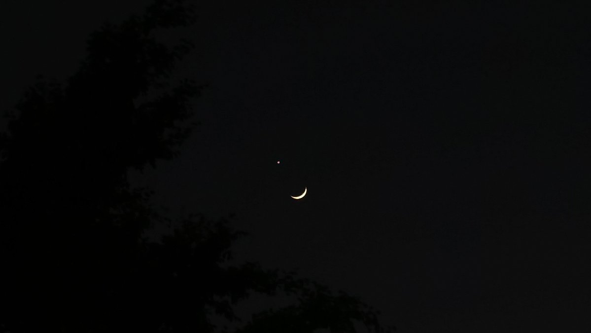 Avoithick's tweet photo. Under the same moon, https://t.co/k5JhaxmAH5