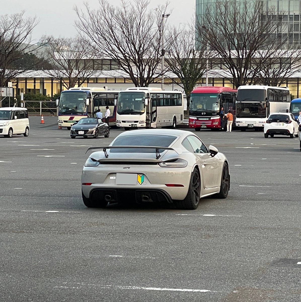 tt__lgo's tweet photo. いや、どんな車でも普通に貼れるでしょ… https://t.co/RBGBpZrk0U