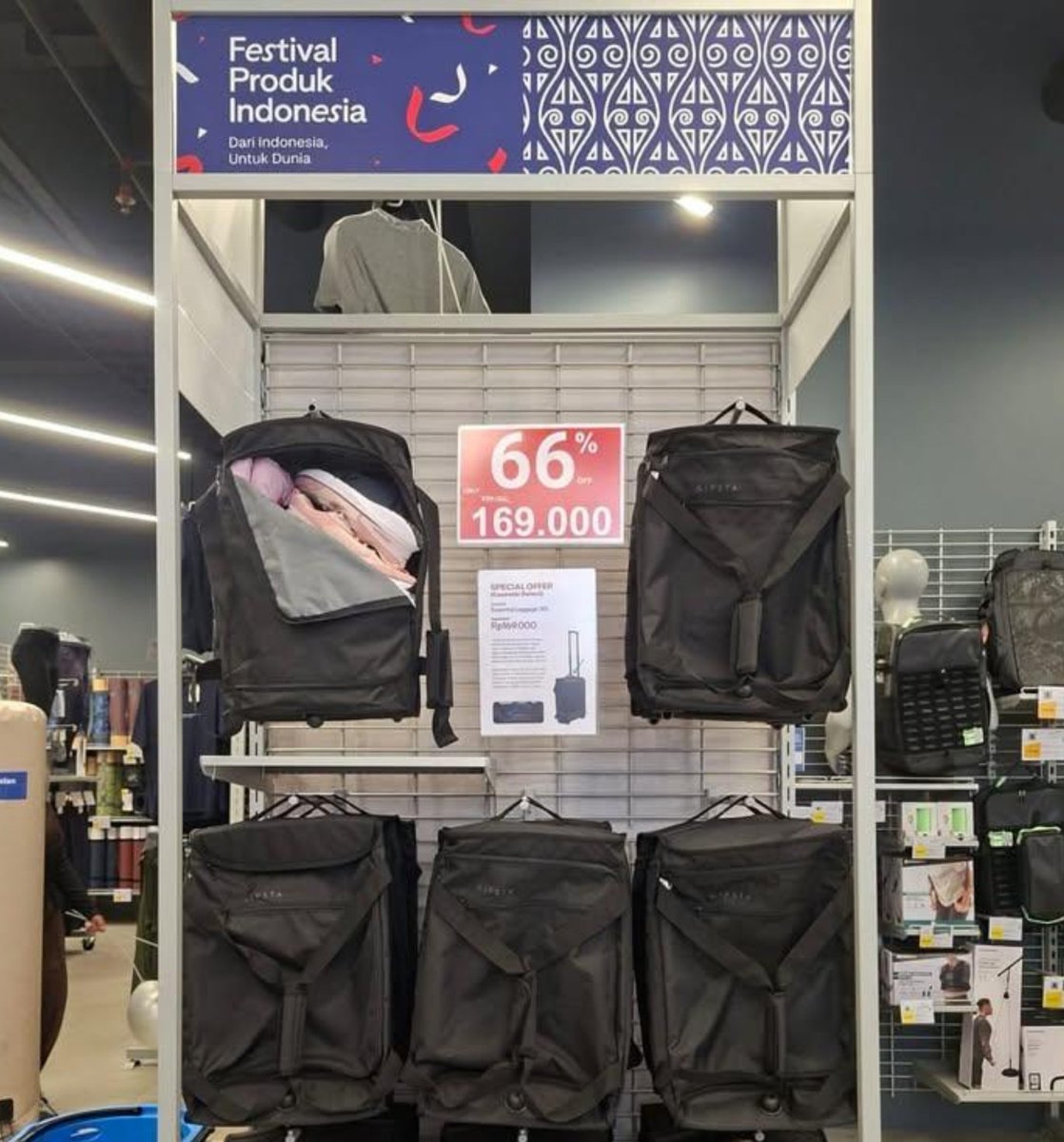 finkyy_3's tweet photo. Koper/tas travel dari decathlon lagi promo gede2an, harga aslinya 499ribu jadi promo 169ribu. Cepetan ke decathlon mumpung belom abisss😭😭 gak cuma tas koper tapi bbrpa barang lainnya juga disana lagi promo.. https://t.co/gFwCiYSOAx