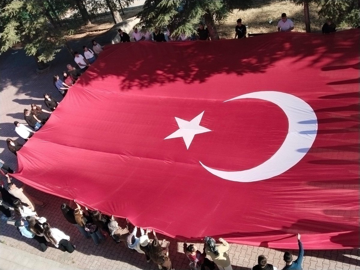 gokhanmurat1's tweet photo. Mayamız Birlik, İlk Dersimiz Kardeşlik

2026-2027 eğitim öğretim yılı ilk dersimizde; aynı sırayı paylaşmanın, birbirimizin elinden tutmanın, farklılıklarımızla yan yana durmanın ve aynı vatana gönülden bağlanmanın kıymetini konuşuyoruz.

Çünkü ilk ders, yalnızca yeni bir eğitim yılının başlangıcı değildir. Aynı zamanda çocuklarımızın okulda nasıl bir iklimde yetişmesini istediğimizin de ilk sözüdür.

#ilkdersimizkardeşlik