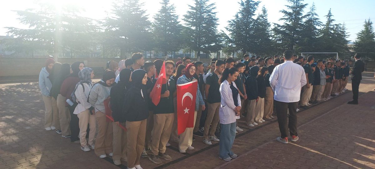 gokhanmurat1's tweet photo. Mayamız Birlik, İlk Dersimiz Kardeşlik

2026-2027 eğitim öğretim yılı ilk dersimizde; aynı sırayı paylaşmanın, birbirimizin elinden tutmanın, farklılıklarımızla yan yana durmanın ve aynı vatana gönülden bağlanmanın kıymetini konuşuyoruz.

Çünkü ilk ders, yalnızca yeni bir eğitim yılının başlangıcı değildir. Aynı zamanda çocuklarımızın okulda nasıl bir iklimde yetişmesini istediğimizin de ilk sözüdür.

#ilkdersimizkardeşlik