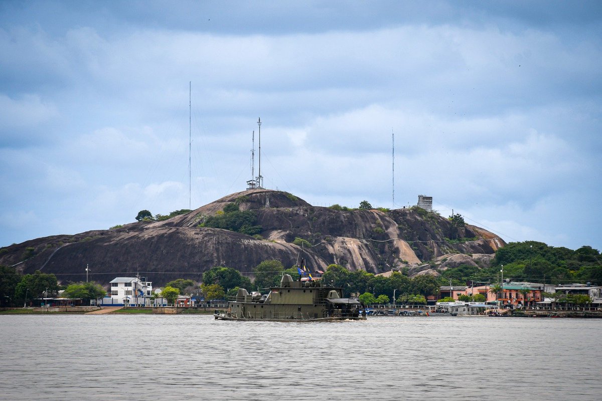 FNO_ArmadaCol's tweet photo. Unidades fluviales de la @ArmadaColombia se encuentran desplegadas en el río Orinoco, en #Vichada, contribuyendo al control de corredores fluviales, la protección de las comunidades y la afectación de economías ilícitas.

🇨🇴 Capacidades donde la misión las requiere. https://t.co/XgqfZzZjM2