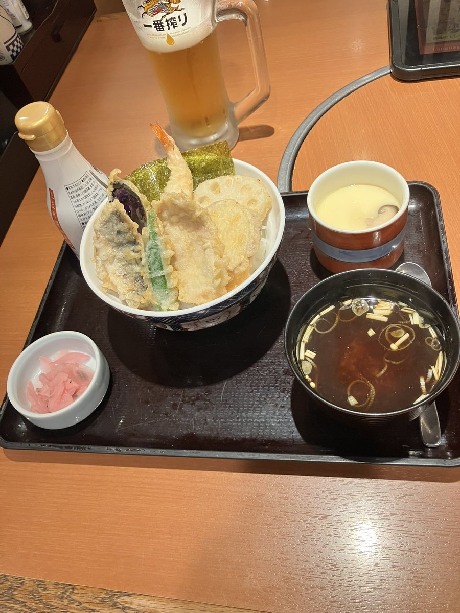 Tg4Ham's tweet photo. 皆様、月曜日お疲れ様でした😄✨　休み明けだから張り切りすぎてエンストしないよーにね😄✨
今日は和食さとさんで晩ごはん頂きました✨　昔からある天丼はめちゃ美味しかったです✨　でもカツ丼は、、、ノーコメントで！😅笑

#和食
#さと
#天丼
#カツ丼 https://t.co/RgE7BKfz9a