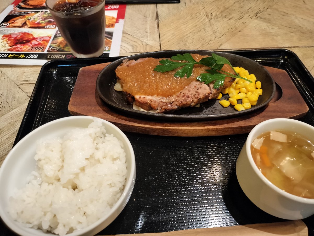 mousouryoko's tweet photo. ベルサイユの豚 田町
場所　田町
ジャンル　豚料理

味　3
ボリューム 3
値段　3

🍁スープは早い時間帯に行けば具材入れ放題
🍁ポークジンジャーはアツアツ、肉厚
🍁飲み物もついてこの値段！！

https://t.co/7AdRwY321n

#田町　#豚料理 https://t.co/xQTLlzs2Ki