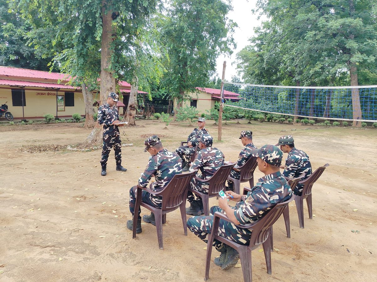 9BnSSB_INDIA's tweet photo. सीमा चौकी में तैनात SSB, 09वीं वाहिनी के जवानों द्वारा ड्यूटी संबंधी महत्वपूर्ण विषयों पर विशेष वर्ग का संचालन किया गया।
#SSBFTRLUCKNOW #SSBSHQGKP #SSB_INDIA #SpecialClass #DutyAwareness https://t.co/c1hmrej9MQ