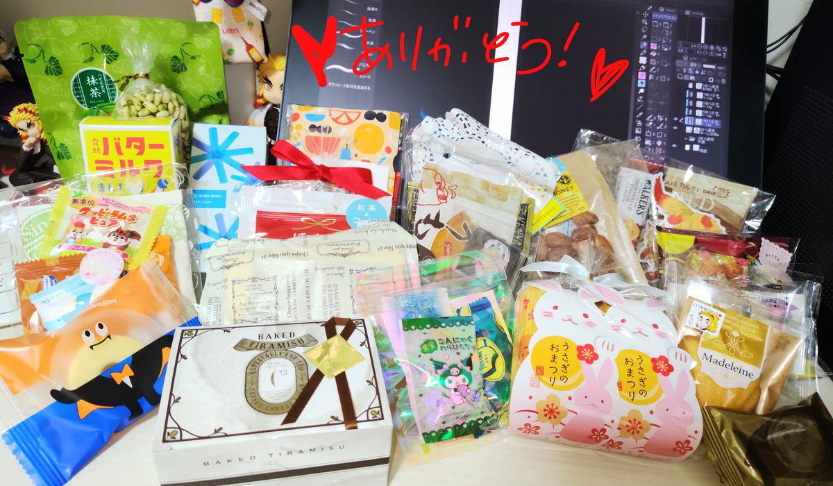 jima_dayo_'s tweet photo. 昨日はありがとうございました！
今からまた原稿します
次の本出せるようにこのおやつ頂きながらがんばるね
どれもめちゃめちゃ美味しそう😚 https://t.co/RLIhmM7XUk