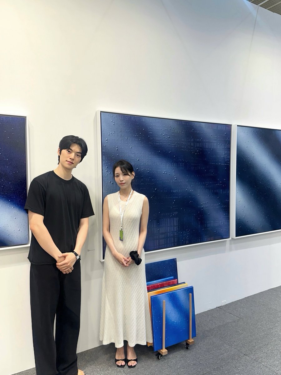 carvid_23's tweet photo. Wooyeol looked like he was in his living room 🤣🤣🤣
This is at the Kiaf event with the artist YooGayeon 

#heartsignal5 https://t.co/O5k3JmXFuc