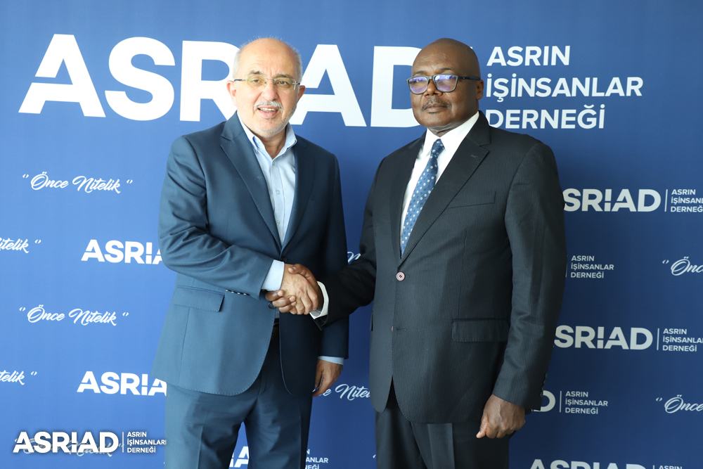 asriadgm's tweet photo. Kamerun Cumhuriyeti Cumhurbaşkanı tarafından özel olarak görevlendirilen Bakan Matin BILE BIDJANG ve beraberindeki heyet, ASRİAD Genel Merkezi’ni ziyaret etti.

ASRİAD Genel Başkanı İbrahim Cemil Yıldız, Genel Başkan Vekili Sıtkı Abdullahoğlu, Dış İlişkilerden Sorumlu Genel Başkan Yardımcısı Yusuf Bilgin ve Genel Sekreter M.Fatih Uğur tarafından karşılanan heyette; Bakan Yardımcısı Jean James Franck AKOUTOU, Kamerun Güney Bölge Konseyi Genel Sekreteri Henri Joël BOTHE BEBEYA, Güney Bölge Konsey Saymanı Casimir EKORO OVONO ve Türkiye-Kamerun İş İnsanları Derneği (TURCABA) Başkanı Dr. Fabrice FUNIBA yer aldı.

Van Şube Dış İlişkiler Başkanı Mehrdad Fojlaley'in katkılarıyla gerçekleşen ziyarette, Türkiye-Kamerun ticari ilişkilerinin geliştirilmesi, karşılıklı yatırım imkanlarının artırılması ve iki ülke iş dünyaları arasında yeni iş birliklerinin oluşturulması ele alındı.

Ziyarette; Kamerun’un sahip olduğu doğal kaynakları, üretim potansiyeli, bölgesel ticaret imkanları ve Afrika pazarlarına erişim açısından taşıdığı stratejik önem değerlendirilirken, Türkiye’nin üretim, girişimcilik ve özel sektör tecrübesinin Kamerun’daki ekonomik potansiyelle buluşturulmasının iki ülke açısından önemli fırsatlar oluşturabileceği ifade edildi.

ASRİAD, Türkiye ile Afrika ülkeleri arasındaki ekonomik ve ticari bağların güçlendirilmesine yönelik çalışmalarını kararlılıkla sürdürüyor.

#Kamerun #TürkiyeKamerun #Afrika #Ticaret #Yatırım #İşBirliği #EkonomikİşBirliği #UluslararasıTicaret #ÖnceNitelik