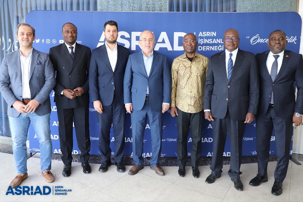 asriadgm's tweet photo. Kamerun Cumhuriyeti Cumhurbaşkanı tarafından özel olarak görevlendirilen Bakan Matin BILE BIDJANG ve beraberindeki heyet, ASRİAD Genel Merkezi’ni ziyaret etti.

ASRİAD Genel Başkanı İbrahim Cemil Yıldız, Genel Başkan Vekili Sıtkı Abdullahoğlu, Dış İlişkilerden Sorumlu Genel Başkan Yardımcısı Yusuf Bilgin ve Genel Sekreter M.Fatih Uğur tarafından karşılanan heyette; Bakan Yardımcısı Jean James Franck AKOUTOU, Kamerun Güney Bölge Konseyi Genel Sekreteri Henri Joël BOTHE BEBEYA, Güney Bölge Konsey Saymanı Casimir EKORO OVONO ve Türkiye-Kamerun İş İnsanları Derneği (TURCABA) Başkanı Dr. Fabrice FUNIBA yer aldı.

Van Şube Dış İlişkiler Başkanı Mehrdad Fojlaley'in katkılarıyla gerçekleşen ziyarette, Türkiye-Kamerun ticari ilişkilerinin geliştirilmesi, karşılıklı yatırım imkanlarının artırılması ve iki ülke iş dünyaları arasında yeni iş birliklerinin oluşturulması ele alındı.

Ziyarette; Kamerun’un sahip olduğu doğal kaynakları, üretim potansiyeli, bölgesel ticaret imkanları ve Afrika pazarlarına erişim açısından taşıdığı stratejik önem değerlendirilirken, Türkiye’nin üretim, girişimcilik ve özel sektör tecrübesinin Kamerun’daki ekonomik potansiyelle buluşturulmasının iki ülke açısından önemli fırsatlar oluşturabileceği ifade edildi.

ASRİAD, Türkiye ile Afrika ülkeleri arasındaki ekonomik ve ticari bağların güçlendirilmesine yönelik çalışmalarını kararlılıkla sürdürüyor.

#Kamerun #TürkiyeKamerun #Afrika #Ticaret #Yatırım #İşBirliği #EkonomikİşBirliği #UluslararasıTicaret #ÖnceNitelik