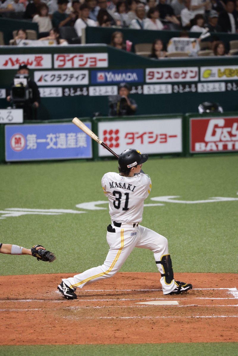 hanate_beam's tweet photo. ナイスホームラン🙂‍↕️
ハイタッチはマツヤニ対策仕様の✊
#正木智也　
#sbhawks https://t.co/ww1xLnzjs4