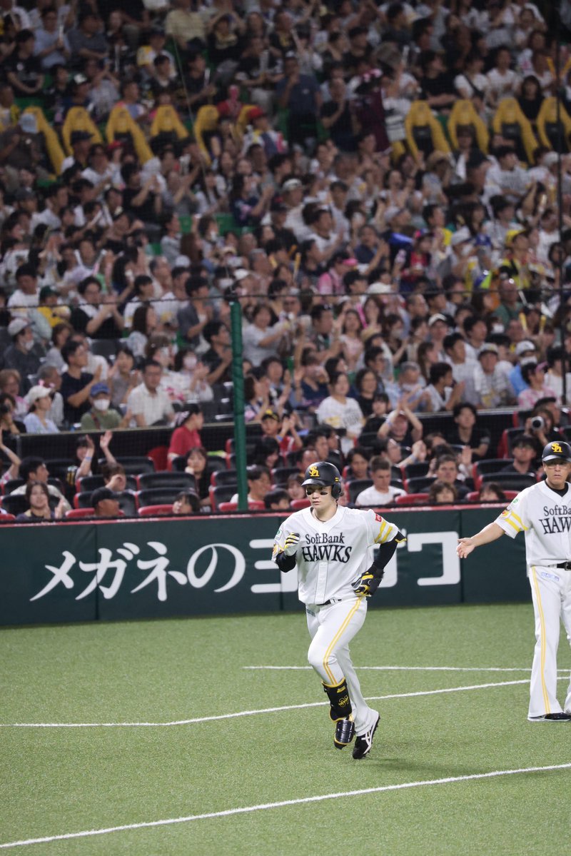 hanate_beam's tweet photo. ナイスホームラン🙂‍↕️
ハイタッチはマツヤニ対策仕様の✊
#正木智也　
#sbhawks https://t.co/ww1xLnzjs4