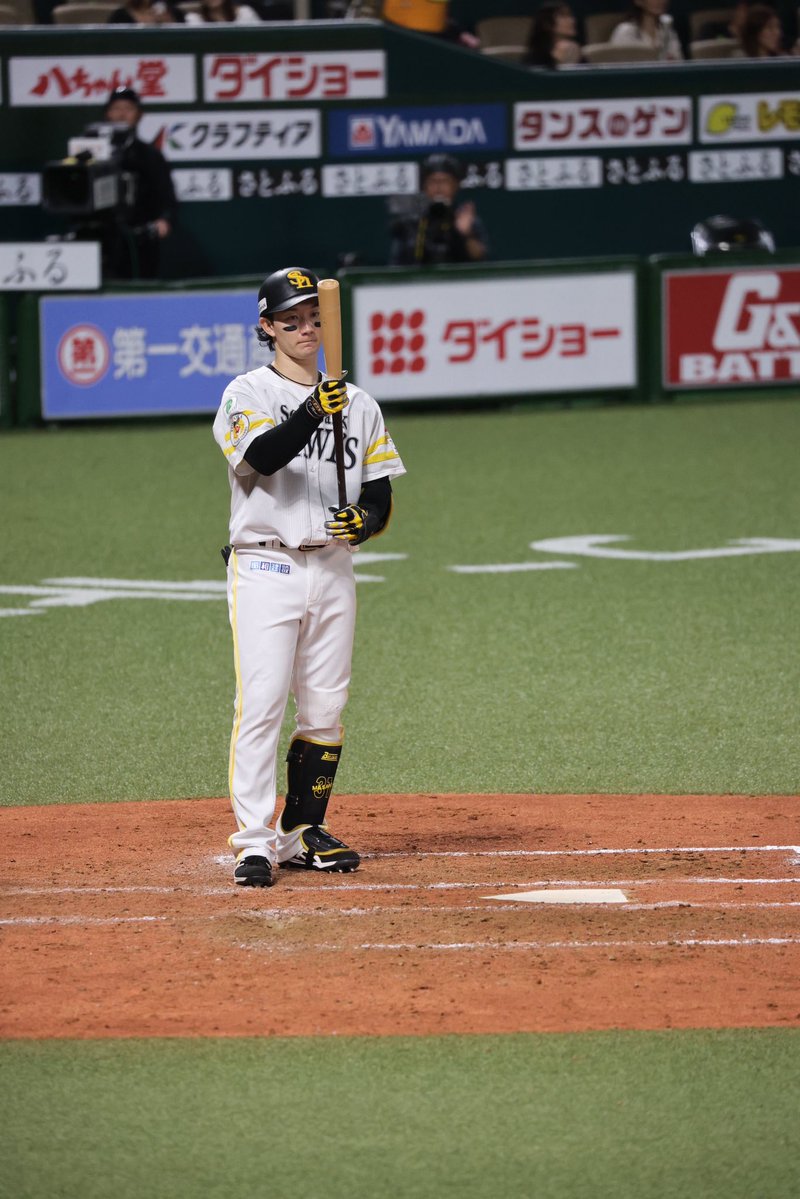 hanate_beam's tweet photo. ナイスホームラン🙂‍↕️
ハイタッチはマツヤニ対策仕様の✊
#正木智也　
#sbhawks https://t.co/ww1xLnzjs4