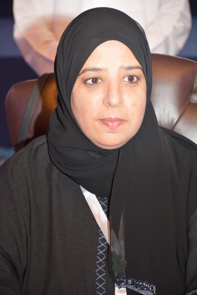 Shirae_News's tweet photo. #شراع_نيوز ||▪️#لينة_المطوع?: إصدار العدد 50 من مجلة #أوقاف مستشرفًا مستقبل الوقف في عصر الذكاء الاصطناعي والخوارزميات.
 
▪️أعلنت #الأمانة_العامة_للأوقاف بدولة الكويت عن صدور العدد الخمسين (50) من مجلتها العلمية النصف سنوية المحكّمة "أوقاف"، مكوّنةً بذلك محطةً تاريخيةً في مسيرة المجلة الرائدة التي استمرت على مدى ستةٍ وعشرين عامًا دون انقطاع، لتصبح إحدى القواعد المرجعية الأساسية في حقل دراسات الوقف والعمل الخيري والتطوعي.

وبهذه المناسبة، صرحت السيدة لينة فيصل بن صالح المطوع، مدير التحرير، مدير إدارة الدراسات والمعلومات والتوثيق بالأمانة العامة للأوقاف، مؤكدة أنّ بلوغ مجلة "أوقاف"عددَها الخمسين يمثل رهانًا حضاريًّا على رسالتها في إحياء الثقافة الوقفية وتطوير الكتابة العلمية الوقفية وربطها بمقتضيات التنمية المجتمعية الشاملة، معربةً عن تقديرها لجهود فريق العمل بإدارة الدراسات والمعلومات والتوثيق وهيئة التحرير والباحثين المشاركين.

وفي سردها لمحتوى العدد، أشارت المطوع أن العدد يبدأبافتتاحيةٍ علميةٍ تناولت قضيةً معاصرةً بالغة الأهمية بعنوان: "الوقف في زمن الخوارزميات: الرهان الحضاري في مواجهة الاغتراب الرقمي"، تطرق البحث فيها إلى الدور الحيوي للوقف بوصفه صمامَ أمانٍ اجتماعيًّا ومحركًا للتضامن الإنساني في مواجهة تصاعد الفردانية والاغتراب الرقمي الذي تفرضه التكنولوجيا المعاصرة.

كما ضم العدد مجموعةً رصينةً من الأبحاث والمقالات العلمية باللغتين العربية والإنجليزية لنخبةٍ من الأكاديميين والمتخصصين، فكشف بحث: "إسهام نساء البلاط العثماني في الوقف ودوره في نهضة الأمة (955-1326هـ / 1451-1908م)"، أ. د. سهيل صابان، عن الدور الحضاري والاجتماعي البارز لسيدات الأسرة الحاكمة العثمانية في إنشاء الأوقاف الخدمية والعلمية والصحية. وجاء بحث: "الأوقاف ودورها في محو الأمية والتماسك القومي"، أ. د. محمد عباس الصعيدي، مستعرضًا التجربة التاريخية للأوقاف في نشر العلم ومكافحة الجهل وتوطيد الهوية الحضارية.

واختتمت الأبحاث العربية ببحث: "إشكالية الربا للأسهم الوقفية في البنوك التجارية وحلولها الشرعية"، د. طارق محمد أبو تايه، والذي يقدم معالجةً فقهيَّةً واقتصاديَّةً حديثةً لاستثمار الأسهم الوقفية في المؤسسات المالية.
وفي قسم الأبحاث باللغة الإنجليزية، جاء بحث: "الوقف الخليجي بين الواقع والمأمول"، د. فؤاد عبد الله العمر(ترجمة: د. أحمد السعيد حميدة)، وهو دراسةٌ تحليليةٌ لواقع القطاع الوقفي في دول مجلس التعاون الخليجي وآفاق تطويره وتكامله.

وفي قسم المقال وعرض الكتب، نجد مقال بعنوان:"وقف حقوق الارتفاق: مفهومٌ قديمٌ بتطبيقاتٍ حديثة"، د. محمود مصطفى حلمي، يلقي الضوء فيه على إمكانات استثمار حقوق الارتفاق في التخطيط العمراني والخدمات الحديثة. ثم قدم د. عيسى صوفان القدومي عرضًا لكتاب: "الأوقاف على الحرمين الشريفين خارج المملكة العربية السعودية"، د. عبد الله بن ناصر السدحان.

وأضافت المطوع أن العدد تضمن أيضًا تغطيةً شاملةً لأبرز الأخبار والفعاليات الوقفية، وفي مقدمتها ملتقى الأمانة العامة للأوقاف الثامن والعشرون، واجتماع المجلس التنفيذي لمؤتمر وزراء أوقاف العالم الإسلامي، وإطلاق مسابقة "مفاز"، وانطلاق مسابقة الكويت الدولية لقصص الوقف.

وفي ختام تصريحها، جدّدت المطوع دعوتها لكافة الباحثين والمهتمين بالعمل الوقفي والتطوعي للمساهمة في أعداد مجلة "أوقاف" القادمة باللغات العربية والإنجليزية والفرنسية، مؤكدةً أن جميع إصدارات المجلة غير مخصصةٍ للبيع إيمانًا بنشر الثقافة الوقفية وتيسير المعرفة العلمية الوقفية للجميع، كما نوَّهت لتوفُّر النسخ الإلكترونية من أعداد المجلة والمزيد من إصدارات الإدارة على الموقع الإلكتروني للأمانة العامة للأوقاف.

#الكويت 
@Kwt_awqaf