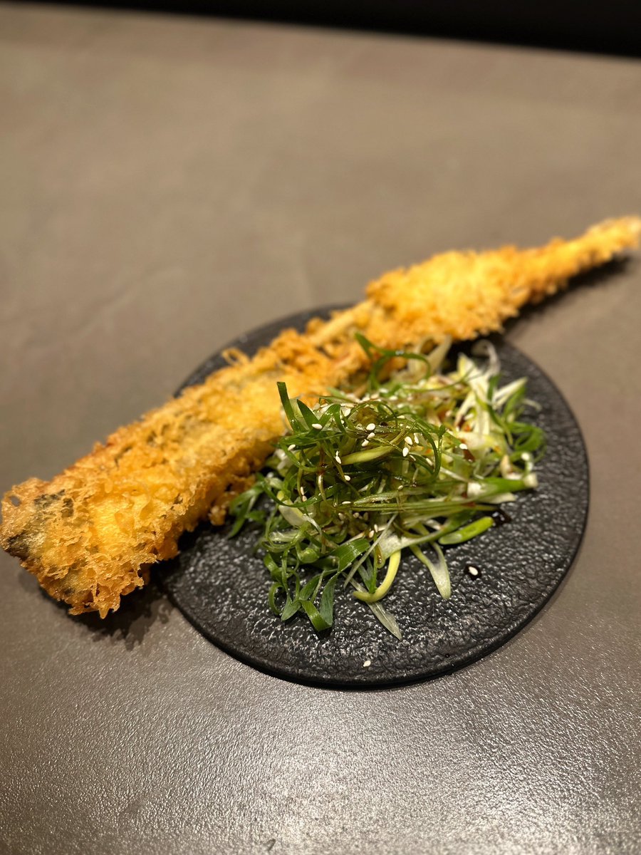 dir_momo_87's tweet photo. 少し早めの夜ご飯を食べて帰ろうと思って久しぶりにPARCOの地下へ。

sioグループのザ・ニューワールドが気軽に和食を楽しめる「食堂 松おか」にリニューアルされていたので伺ってきました。

板場を囲むカウンター席が期待を高めてくれるモダンな雰囲気。

お通しのしっかり旨みを感じる焼売からワクワク😁どれも細部まで丁寧な職人のこだわりがあって、1人呑みの質をグッと高めてくれる✨

・造り盛り
・松おかの澄み出汁おでん おまかせ盛り合わせ
・穴子の一本揚げ
・冷やし坦々白湯ラーメン
・生ビール
・レモンサワー

また素敵なお店に出会えました。

📍食堂 松おか