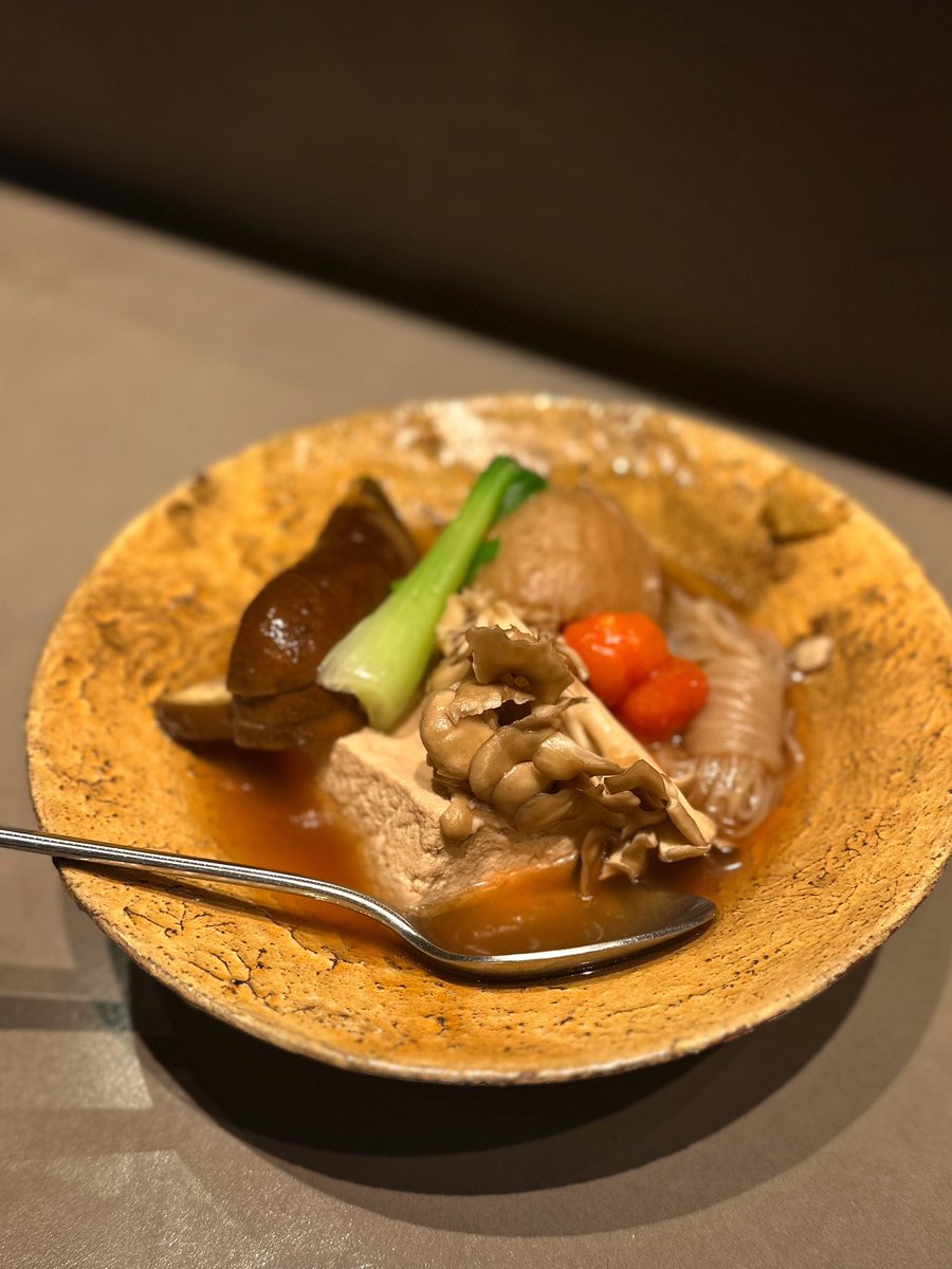 dir_momo_87's tweet photo. 少し早めの夜ご飯を食べて帰ろうと思って久しぶりにPARCOの地下へ。

sioグループのザ・ニューワールドが気軽に和食を楽しめる「食堂 松おか」にリニューアルされていたので伺ってきました。

板場を囲むカウンター席が期待を高めてくれるモダンな雰囲気。

お通しのしっかり旨みを感じる焼売からワクワク😁どれも細部まで丁寧な職人のこだわりがあって、1人呑みの質をグッと高めてくれる✨

・造り盛り
・松おかの澄み出汁おでん おまかせ盛り合わせ
・穴子の一本揚げ
・冷やし坦々白湯ラーメン
・生ビール
・レモンサワー

また素敵なお店に出会えました。

📍食堂 松おか