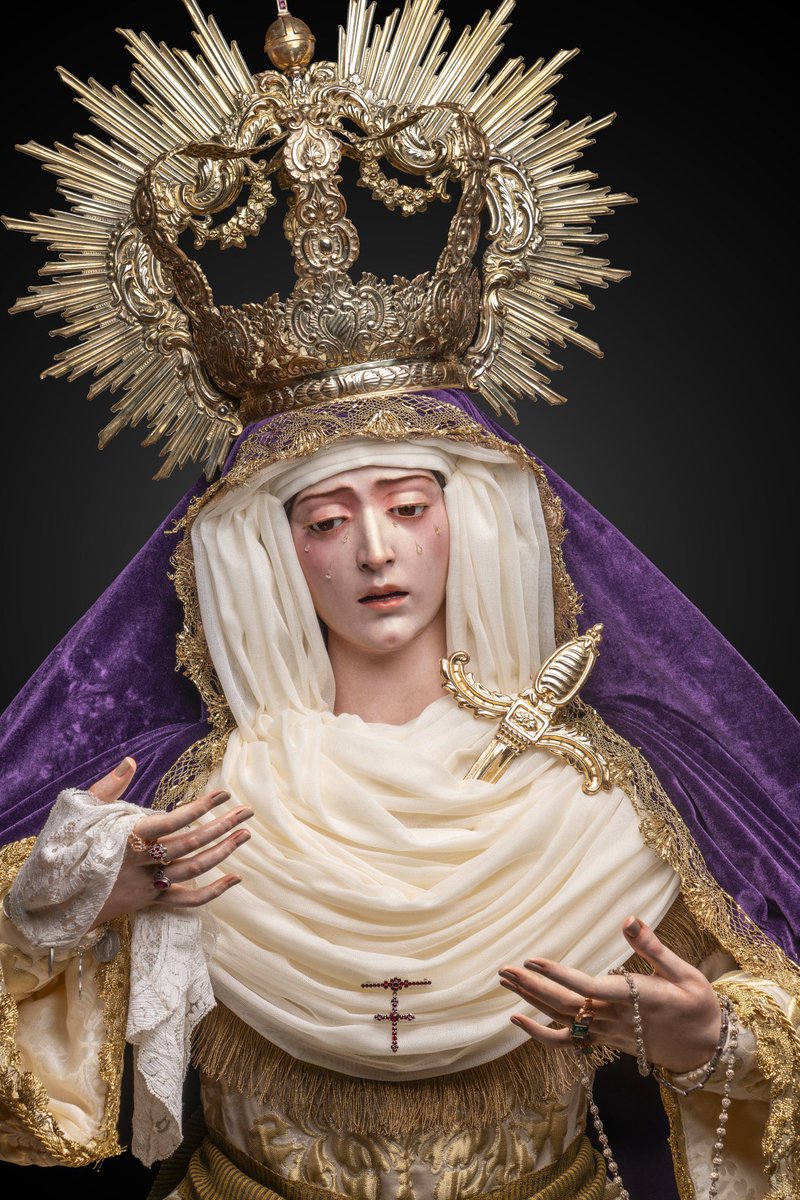 PabloGTorrejon's tweet photo. Hay muchas hermandades con siglos de historia a las espaldas a las que no les vendría mal una visita a La Barzola. 

Sobre todo para aprender cómo presentar a las imágenes. https://t.co/fphKMeXEha
