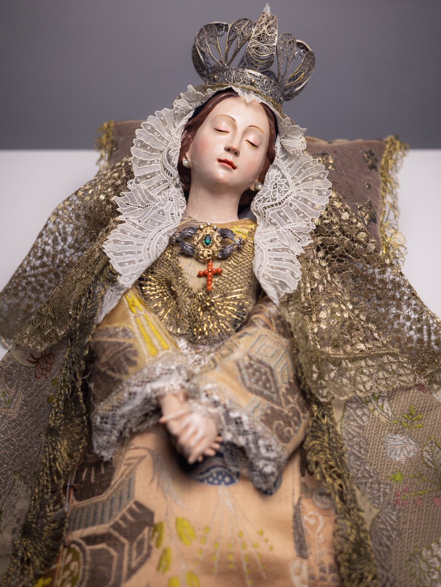Laetaresacro's tweet photo. “Silencio… la Reina duerme”
🖌️Barro cocido policromado al óleo
📏40 centímetros
📸 @angelvega_13
#Laetare #ArteSacro #ArteContemporaneo #Triana #Sevilla https://t.co/8um07G6CDe