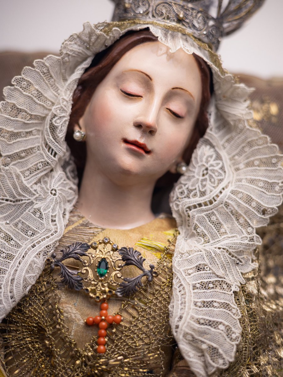 Laetaresacro's tweet photo. “Silencio… la Reina duerme”
🖌️Barro cocido policromado al óleo
📏40 centímetros
📸 @angelvega_13
#Laetare #ArteSacro #ArteContemporaneo #Triana #Sevilla https://t.co/8um07G6CDe