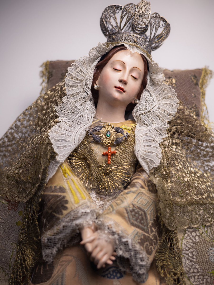 Laetaresacro's tweet photo. “Silencio… la Reina duerme”
🖌️Barro cocido policromado al óleo
📏40 centímetros
📸 @angelvega_13
#Laetare #ArteSacro #ArteContemporaneo #Triana #Sevilla https://t.co/8um07G6CDe