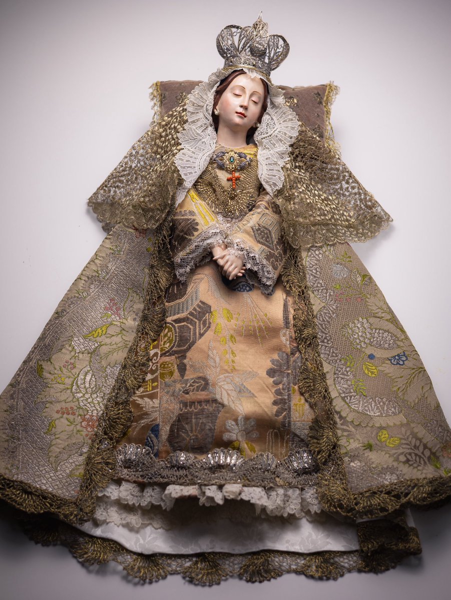 Laetaresacro's tweet photo. “Silencio… la Reina duerme”
🖌️Barro cocido policromado al óleo
📏40 centímetros
📸 @angelvega_13
#Laetare #ArteSacro #ArteContemporaneo #Triana #Sevilla https://t.co/8um07G6CDe