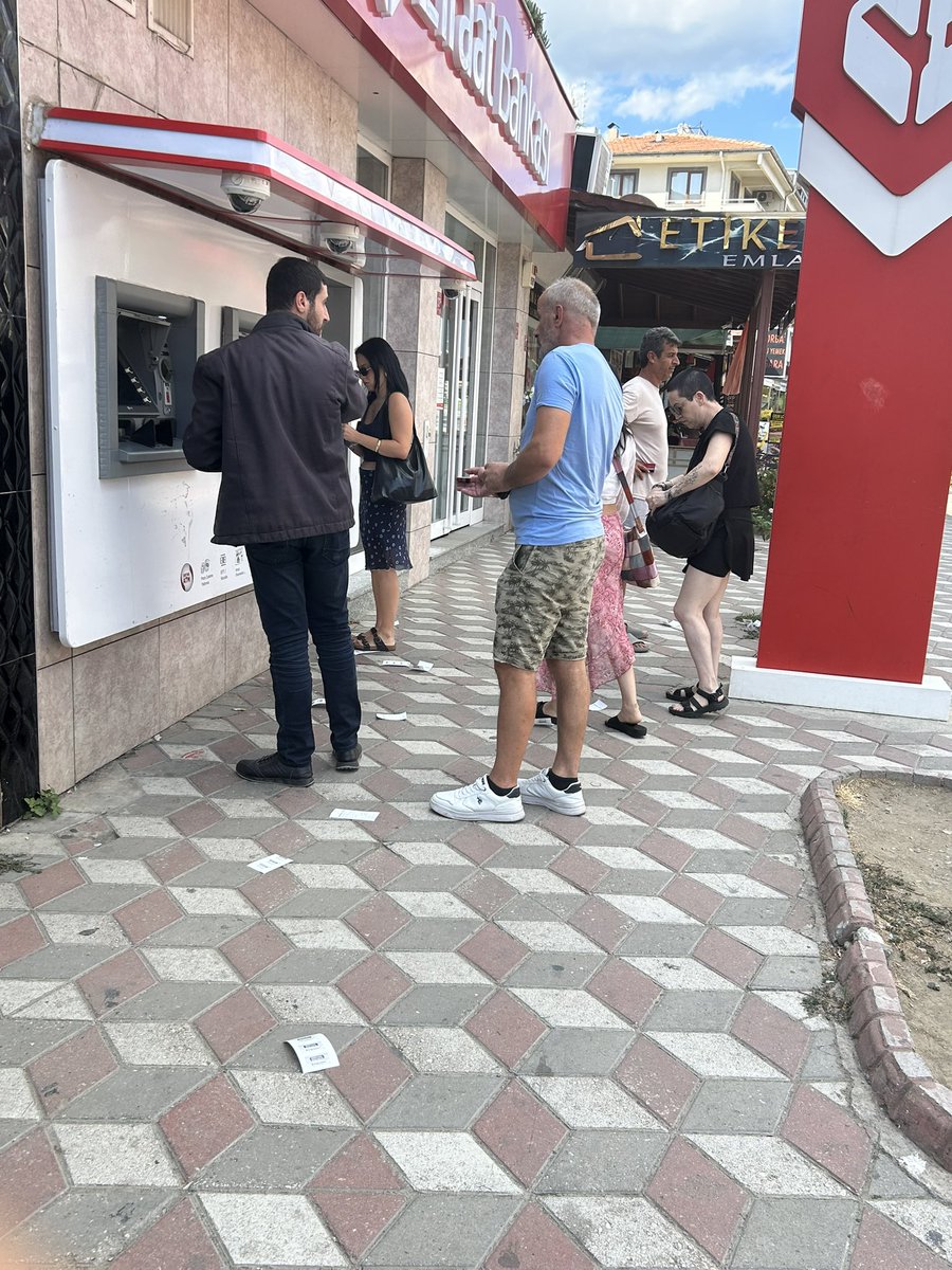 fth_karatas's tweet photo. @ziraatbankasi Edremit Akçayda bu kâğıtlar bi çözüm bulun kapı önü kâğıt çöplüğü @csbgovtr https://t.co/fti62ybIUp