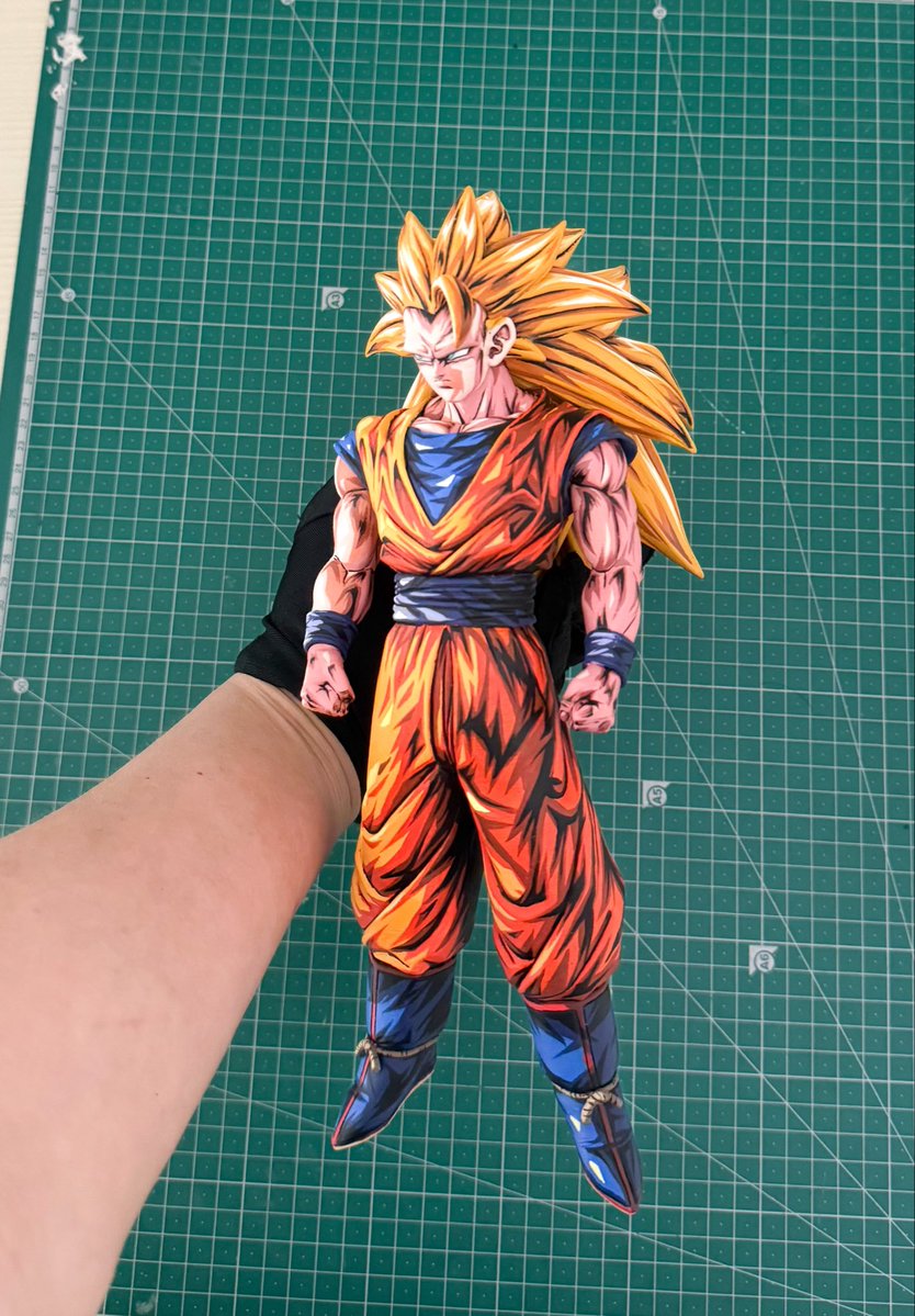takacompany1's tweet photo. スーパーサイヤ人3のリペイント完成！
あえてこれまでのアニメ塗りとはガラッと雰囲気を変えてみましたが、結果として一番しっくりくる最高の一体になりました🔥
我が家のメインディスプレイにします！
ぜひご覧ください！ https://t.co/EW9Y2PHFa8
