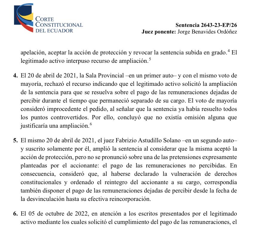 VeronicaLHM's tweet photo. 🔹En enero de 2021, el Sr. Pazmiño presentó una acción de protección en contra del GAD de Guaranda por terminación de nombramientos provisional.

🔹Perdió en primera instancia y ganó en segunda.

🔹De la decisión de los jueces provinciales, el Sr. Pazmiño interpuso recurso de ampliación.

🔹La Sala Provincial rechazó el recurso indicando que el Sr. Pazmiño solicitó la ampliación de la sentencia para que se resuelva sobre el pago de las remuneraciones dejadas de percibir durante el tiempo que permaneció separado de su cargo.

🔹El voto de mayoría consideró improcedente el pedido, al señalar que la sentencia ya había resuelto todos los puntos controvertidos.

🔺Pero el 20 de abril de 2021, el juez Astudillo (en un segundo auto suscrito solamente por él) amplió la sentencia y ordenó el pago de las remuneraciones no percibidas. 

🔺Luego, el TDCA de Ambato dispuso el pago de $4.393

🔹El GAD de Guaranda presentó una acción extraordinaria de protección que ganó.

🔹¿Qué dijo la Corte?

▶️La Corte dijo que los jueces que conocen garantías jurisdiccionales tienen la obligación de hacer constar en la parte resolutiva de las sentencias que declaran vulneración de derechos, las medidas de reparación que consideren adecuadas al caso concreto.

▶️Los jueces que conocen un proceso de garantías jurisdiccionales, están obligados a lo siguiente: 

i.- Realizar un análisis para determinar la existencia o inexistencia de la vulneración de derechos constitucionales alegadas;

ii.- En caso de identificar una vulneración de derechos, declararla expresamente y disponer las medidas de reparación que consideren adecuadas para el caso concreto, mismas que deberán constar expresamente en el fallo; y,

iii.- Ejecutar lo ordenado en sentencia.

▶️El error judicial en este caso fue el siguiente:

*️⃣El Tribunal Contencioso Administrativo no siguió la regla de trámite prevista en el Art. 19 LOGJCC en concordancia con el Art. 203 del COFJ, en donde se establece que una resolución es válida cuando tiene la mayoría absoluta de votos. 

*️⃣El TDCA inició un proceso de cuantificación sin contar con una decisión que, al menos, presentara una mínima apariencia de legalidad y que dispusiera de manera clara y expresa el pago de una reparación económica. 

*️⃣Los jueces accionados no habrían considerado que la reparación económica debía encontrarse establecida en sentencia que resolvió la acción de protección o en un auto o resolución válida, y no mediante una disposición del juez ejecutor.

*️⃣Todo lo anterior, vulneró el debido proceso en la garantía de observancia del trámite propio de cada procedimiento. 

Sentencia No. 2643-23-EP/26