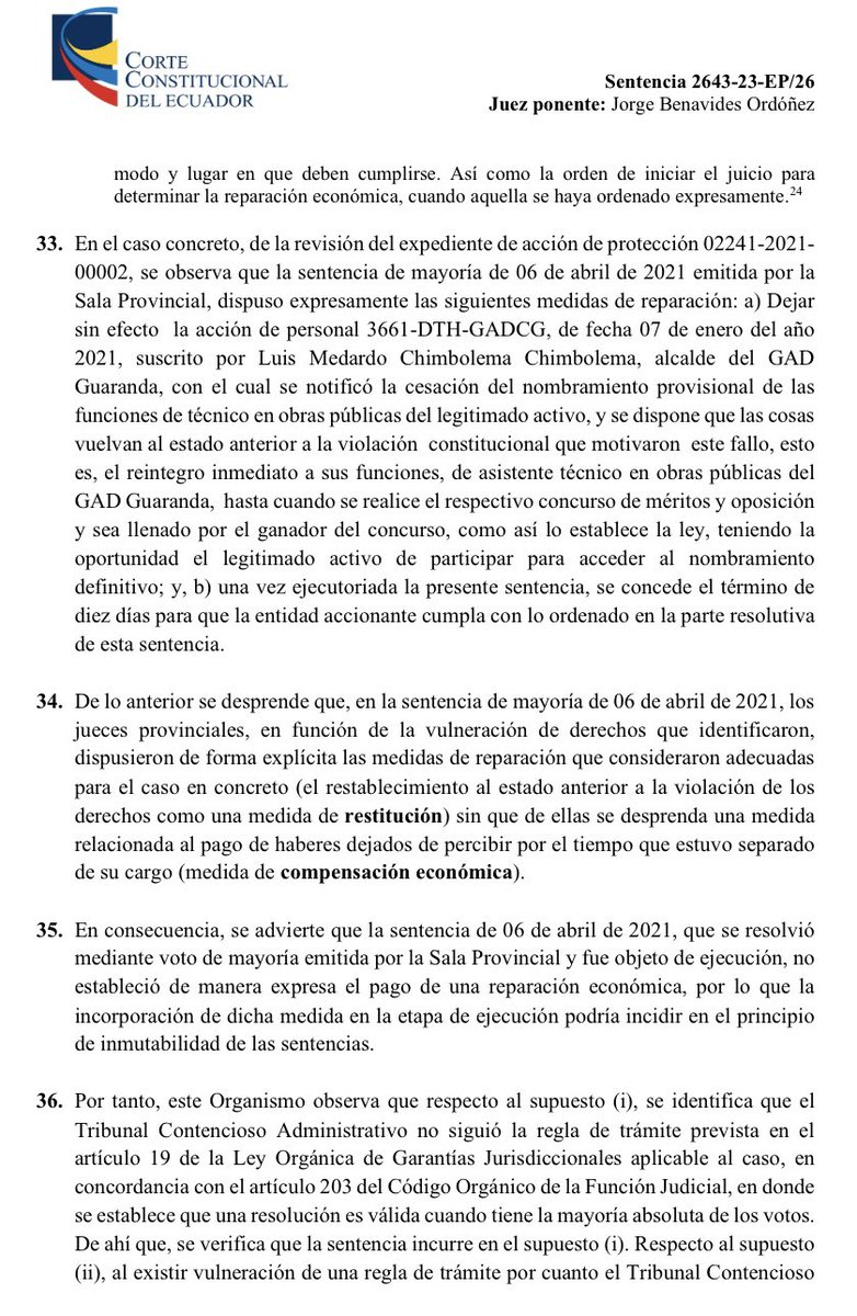 VeronicaLHM's tweet photo. 🔹En enero de 2021, el Sr. Pazmiño presentó una acción de protección en contra del GAD de Guaranda por terminación de nombramientos provisional.

🔹Perdió en primera instancia y ganó en segunda.

🔹De la decisión de los jueces provinciales, el Sr. Pazmiño interpuso recurso de ampliación.

🔹La Sala Provincial rechazó el recurso indicando que el Sr. Pazmiño solicitó la ampliación de la sentencia para que se resuelva sobre el pago de las remuneraciones dejadas de percibir durante el tiempo que permaneció separado de su cargo.

🔹El voto de mayoría consideró improcedente el pedido, al señalar que la sentencia ya había resuelto todos los puntos controvertidos.

🔺Pero el 20 de abril de 2021, el juez Astudillo (en un segundo auto suscrito solamente por él) amplió la sentencia y ordenó el pago de las remuneraciones no percibidas. 

🔺Luego, el TDCA de Ambato dispuso el pago de $4.393

🔹El GAD de Guaranda presentó una acción extraordinaria de protección que ganó.

🔹¿Qué dijo la Corte?

▶️La Corte dijo que los jueces que conocen garantías jurisdiccionales tienen la obligación de hacer constar en la parte resolutiva de las sentencias que declaran vulneración de derechos, las medidas de reparación que consideren adecuadas al caso concreto.

▶️Los jueces que conocen un proceso de garantías jurisdiccionales, están obligados a lo siguiente: 

i.- Realizar un análisis para determinar la existencia o inexistencia de la vulneración de derechos constitucionales alegadas;

ii.- En caso de identificar una vulneración de derechos, declararla expresamente y disponer las medidas de reparación que consideren adecuadas para el caso concreto, mismas que deberán constar expresamente en el fallo; y,

iii.- Ejecutar lo ordenado en sentencia.

▶️El error judicial en este caso fue el siguiente:

*️⃣El Tribunal Contencioso Administrativo no siguió la regla de trámite prevista en el Art. 19 LOGJCC en concordancia con el Art. 203 del COFJ, en donde se establece que una resolución es válida cuando tiene la mayoría absoluta de votos. 

*️⃣El TDCA inició un proceso de cuantificación sin contar con una decisión que, al menos, presentara una mínima apariencia de legalidad y que dispusiera de manera clara y expresa el pago de una reparación económica. 

*️⃣Los jueces accionados no habrían considerado que la reparación económica debía encontrarse establecida en sentencia que resolvió la acción de protección o en un auto o resolución válida, y no mediante una disposición del juez ejecutor.

*️⃣Todo lo anterior, vulneró el debido proceso en la garantía de observancia del trámite propio de cada procedimiento. 

Sentencia No. 2643-23-EP/26