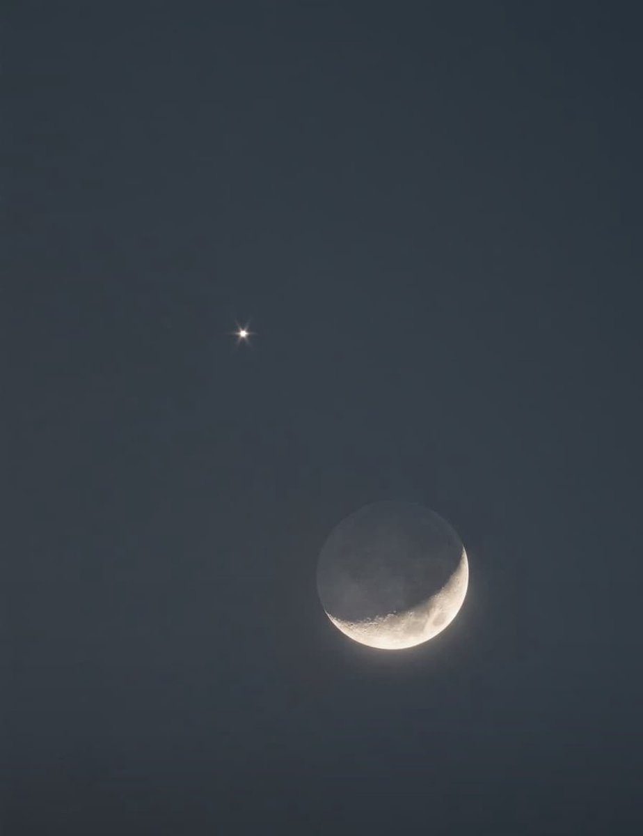NadyaAfrilianti's tweet photo. MasyaAllah liat fenomena planet venus berdampingan langsung sama bulan sabit aja udsh takjub bgt 🤩🤩🤩 https://t.co/MjNqZpwb2N