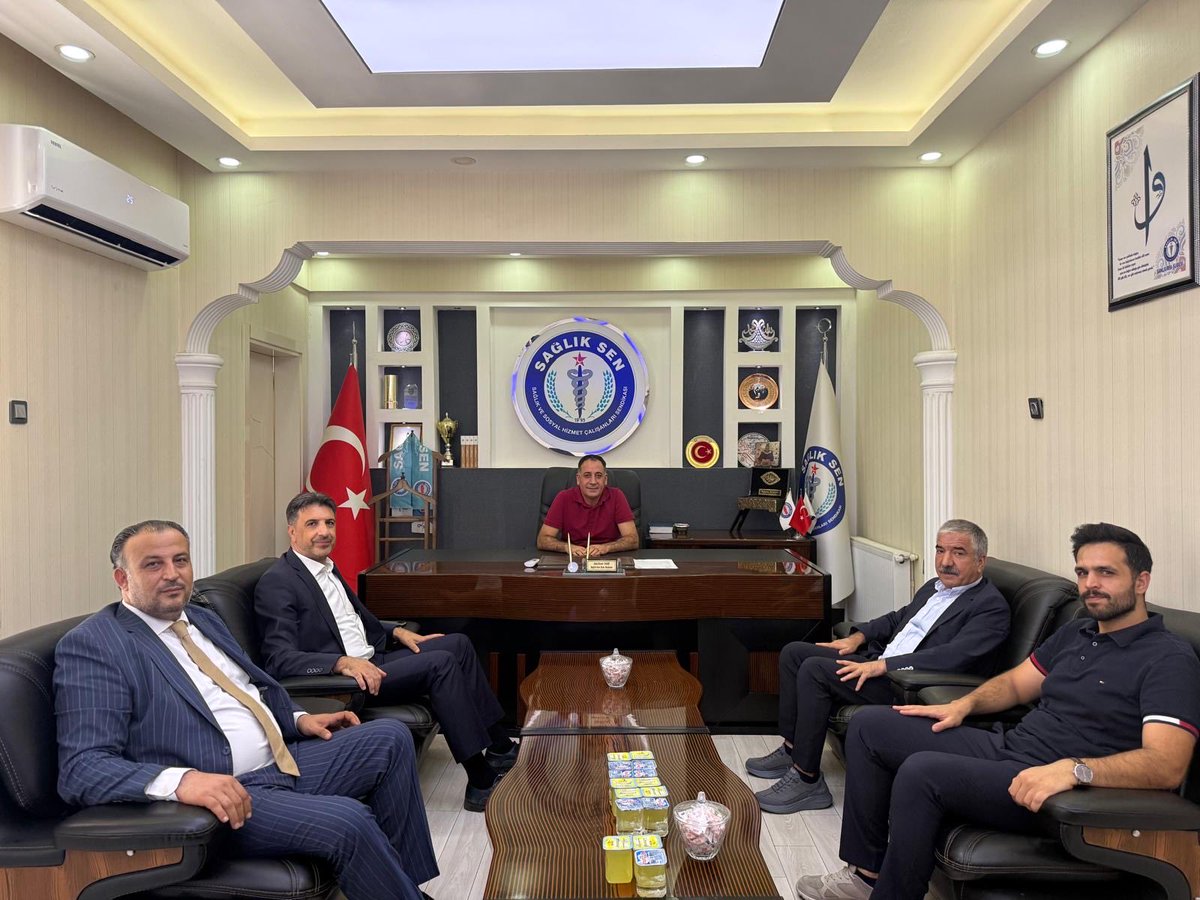 abdulkadiryabir's tweet photo. 8.Olağan kongremiz sonrasında hayırlı olsun ziyaretinde bulunan Eyübiye Belediye Başkan Yardımcısı Sn.Necmettin Sağlam,Büyükşehir Belediye Meclis üyeleri Sn.Sabri İzol ve Paşa Demirbilek’e nazik ziyaretleri için teşekkür ediyorum.Çalışmalarında kendilerine başarılar diliyorum.@NecmeddinSaglam @izolsabri89