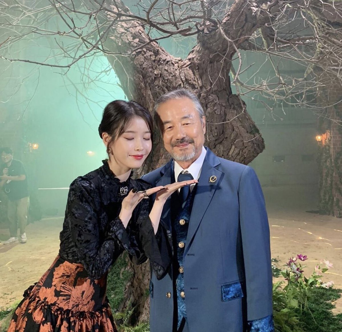 dontnox's tweet photo. hotel del luna director invited veteran actor jeong donghwan to join the play and tell that iu the lead actor

jeong donghwan he yes right away and didn't need to read script, no matter what happens, i will perform in play with iu 

iu are truly loved 🥹 https://t.co/Nw6dSaUf9v