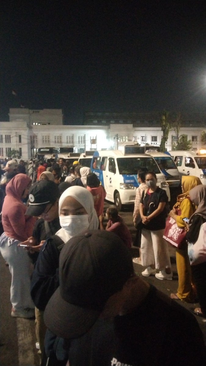 lewishamiflton's tweet photo. KONTOLL PEMERINTAH KONTOLLLL, GUA KULIAH PULANG JAM 4 DAN SEKARANG UDAH MAU JAM 8 GUA HARUS NGANTRI ANGKOT JAKLINGKO SEPANJANG INI KONTOLLLL https://t.co/8NhIJ4A8lf
