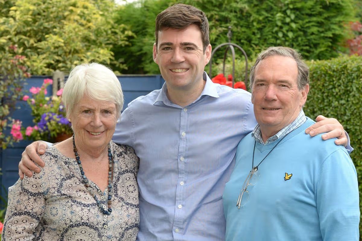 PolitlcsUK's tweet photo. 🚨 BREAKING: Andy Burnham's father Roy has died after suffering with dementia

He has cancelled all engagements for today and tomorrow https://t.co/VdeipDhjCp