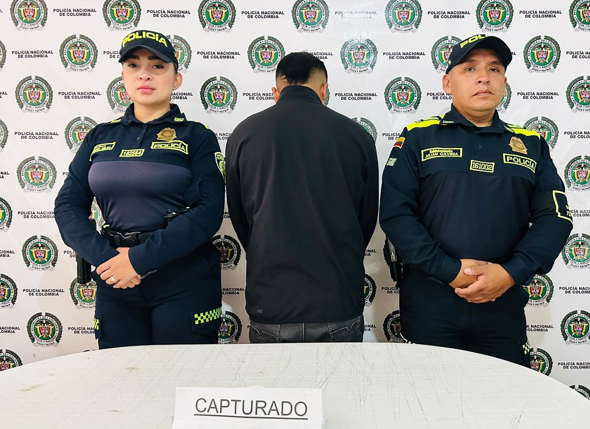 ProteccionPonal's tweet photo. Mediante actividades de registro y control, se materializó la captura de un ciudadano en #Huila por el presunto delito de inasistencia alimentaria👮. https://t.co/WSrCHPm6Ic