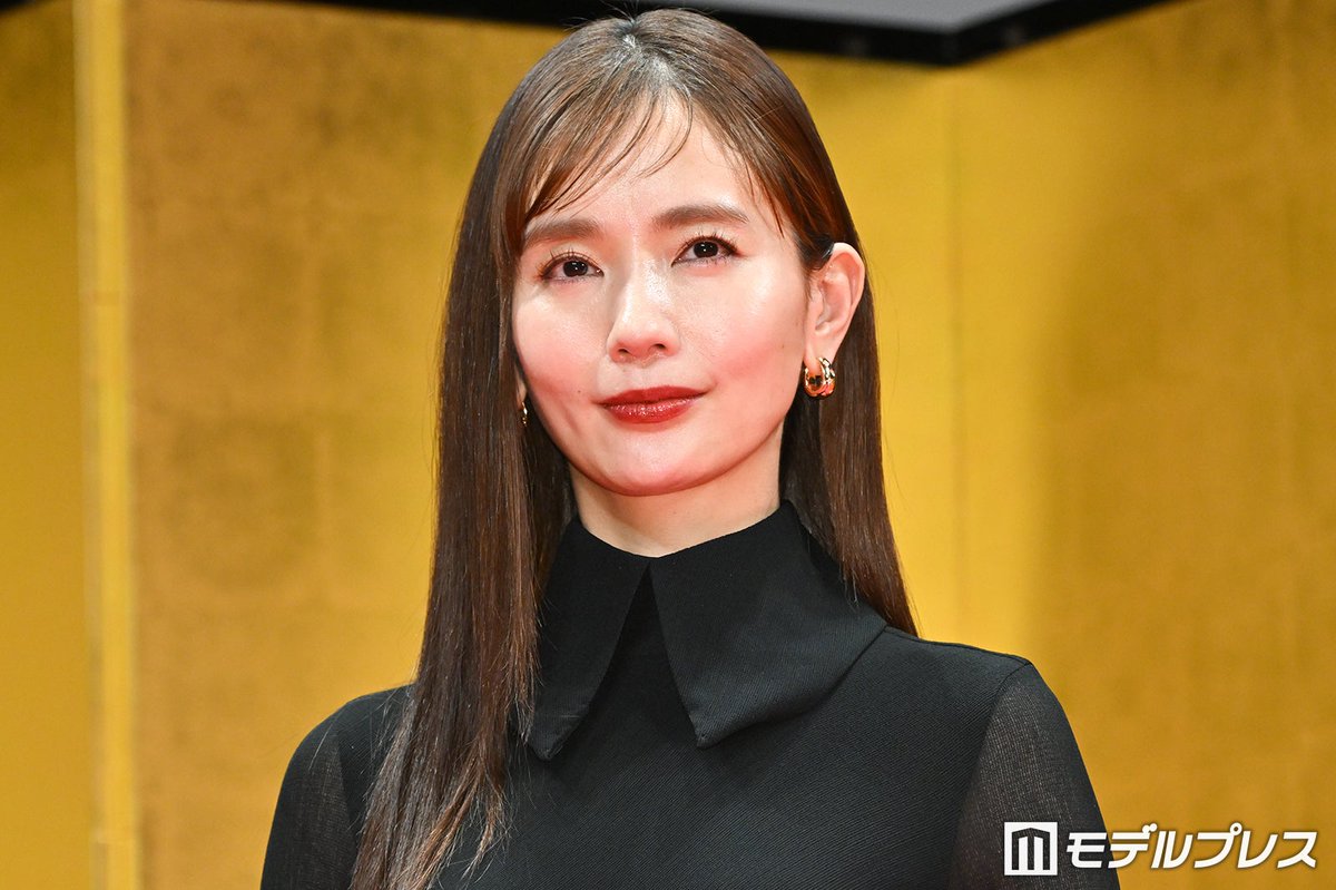 modelpress's tweet photo. 中村ゆりさん、直腸がんのため死去 享年44
所属事務所が発表
https://t.co/lgE2c0HSoZ

中村さんは13年前にもがんを患っていたが、その際は仕事関係者に心配をかけないよう病名を公表せず、その後は寛解。しかし、昨年1月に再びがんが見つかり、手術は成功したものの、術後に転移が判明。根治・寛解を目指すことは難しいとされ、がんとうまく付き合いながら、より長く、生き生きとした人生を歩むための治療を続けていた。今年8月、復帰に向けて回復に努めていた中で再び腸閉塞を起こし、余命わずかと告知を受けたという。
