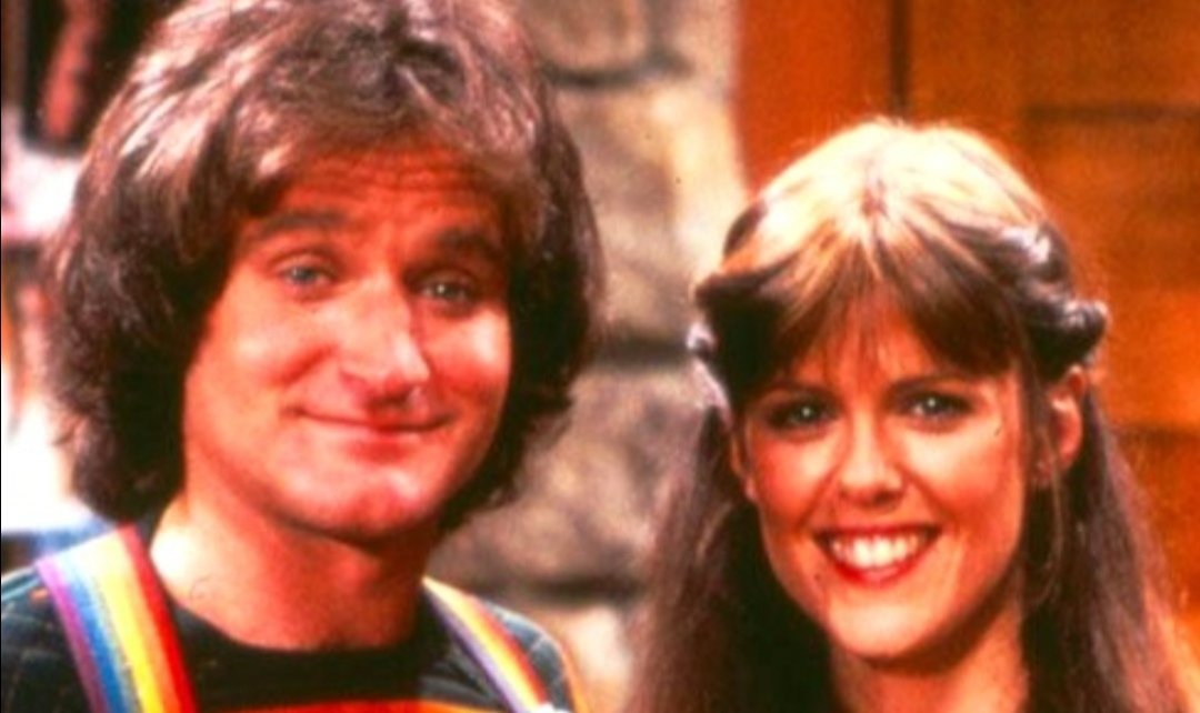 germanshepard8's tweet photo. #14settembre 1978
Primo episodio di #MorkeMindy.
«#Nanonano».
Saluta così il protagonista alieno della serie Mork & Mindy impersonato da un giovanissimo #RobinWilliams, la cui scalata al successo inizierà proprio da qui.
#Storia #tv https://t.co/GChqF1wy8b