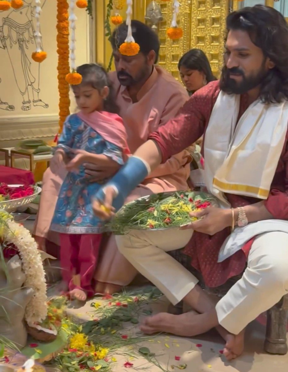 TweetRamCharan's tweet photo. All Our Hearts to the picture of the day! ❤️❤️❤️

HAPPY GANESH CHATURTHI. https://t.co/OgcURk4cyl